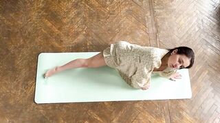 Stretching at home 2 min beginners exercise