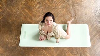 Stretching at home 2 min beginners exercise