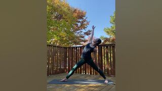 軽井沢の紅葉の中でヨガを楽しむ #shorts #yoga