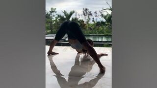 Pre-workout Warm Up ???? Chebyjane #shorts #yoga #stretching