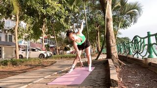 Mental Clarity with Yoga Leg and Hip stretching practice, 1 minute of exercise