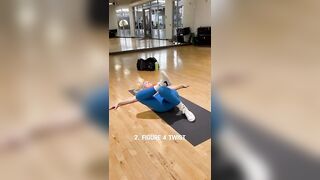 5 YOGA MOVES TO RELAX & DE-STRESS #bedtimeyoga