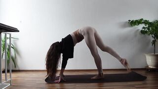 YOGA STRETCHING HOME WORKOUT