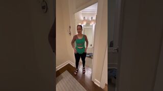 Ayudando a Mireya a elegir los bikinis para nuestra viejita en República Dominicana ???????? El hombrecito