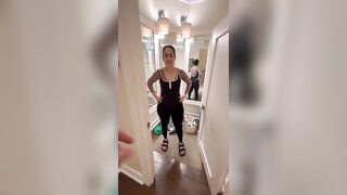 Ayudando a Mireya a elegir los bikinis para nuestra viejita en República Dominicana ???????? El hombrecito