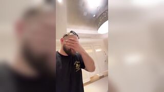 Ayudando a Mireya a elegir los bikinis para nuestra viejita en República Dominicana ???????? El hombrecito