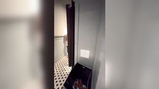 Ayudando a Mireya a elegir los bikinis para nuestra viejita en República Dominicana ???????? El hombrecito