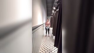 Ayudando a Mireya a elegir los bikinis para nuestra viejita en República Dominicana ???????? El hombrecito