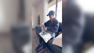 Ayudando a Mireya a elegir los bikinis para nuestra viejita en República Dominicana ???????? El hombrecito