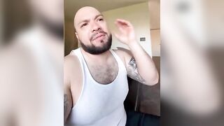 Ayudando a Mireya a elegir los bikinis para nuestra viejita en República Dominicana ???????? El hombrecito