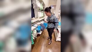 Ayudando a Mireya a elegir los bikinis para nuestra viejita en República Dominicana ???????? El hombrecito