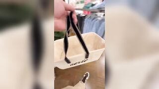 Ayudando a Mireya a elegir los bikinis para nuestra viejita en República Dominicana ???????? El hombrecito