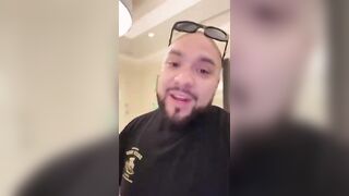 Ayudando a Mireya a elegir los bikinis para nuestra viejita en República Dominicana ???????? El hombrecito