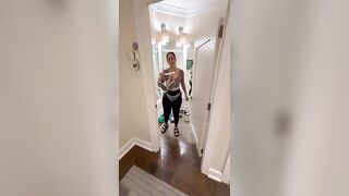 Ayudando a Mireya a elegir los bikinis para nuestra viejita en República Dominicana ???????? El hombrecito