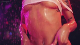 Shower twerk with Selena