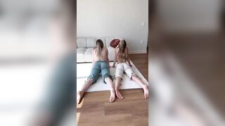 Blondes Yoga Stretching