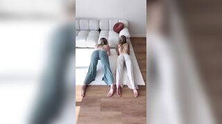 Blondes Yoga Stretching