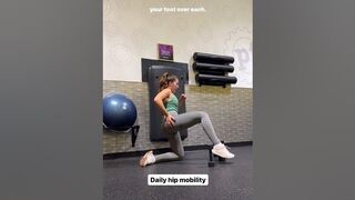Save ✅ for your next leg day or for a daily stretch if you struggle with tight hips or mobility!✨️