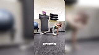 Save ✅ for your next leg day or for a daily stretch if you struggle with tight hips or mobility!✨️