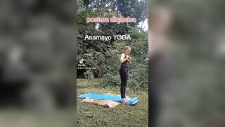 se puede mover el cuerpo con postura de YOGA para conectar con la respiración #yoga #chakras #relax