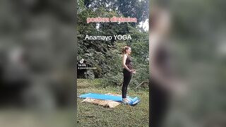 se puede mover el cuerpo con postura de YOGA para conectar con la respiración #yoga #chakras #relax