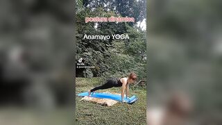 se puede mover el cuerpo con postura de YOGA para conectar con la respiración #yoga #chakras #relax