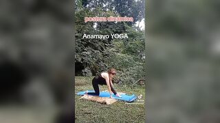 se puede mover el cuerpo con postura de YOGA para conectar con la respiración #yoga #chakras #relax