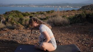 relaxing outdoor yoga session????
